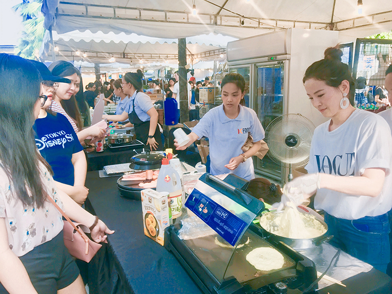  
Authentic Korean cuisine offered at booths during the festival attracted hordes of K-food lovers.

